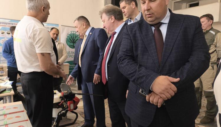 Наши аграрии демонстрируют уверенную импортонезависимость по ряду ключевых позиций — от современной сельскохозяйственной техники до спецодежды