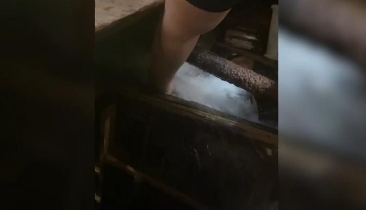 Они больше недели наблюдали у себя в подвале фонтан с человеческий рост