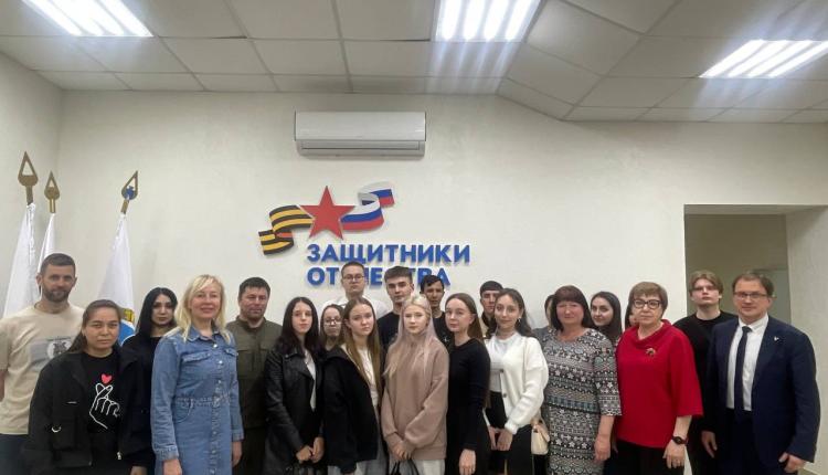Встреча состоялась в рамках мероприятий, посвященных Году защитника Отечества, и продолжила цикл встреч «Добровольцы СВО: история поступка»