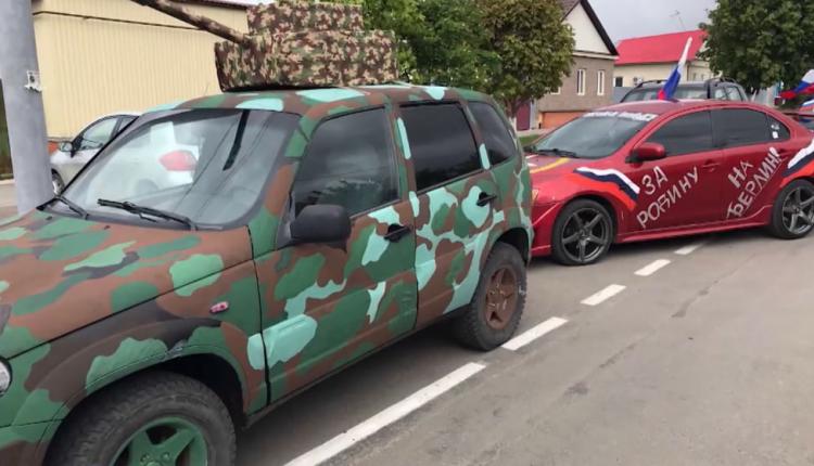 Ежегодно более двухсот автомобилей превращаются в танки и корабли и проезжают по улицам города