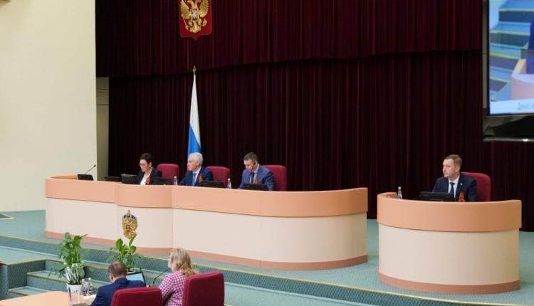 На заседании Саратовской областной Думы, состоявшемся 23 апреля, депутаты поддержали ряд поправок в областной бюджет, предложенных главой региона Романом Бусаргиным