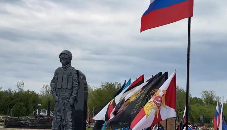 В Балакове открыли мемориал воинам, погибшим в зоне проведения специальной военной операции