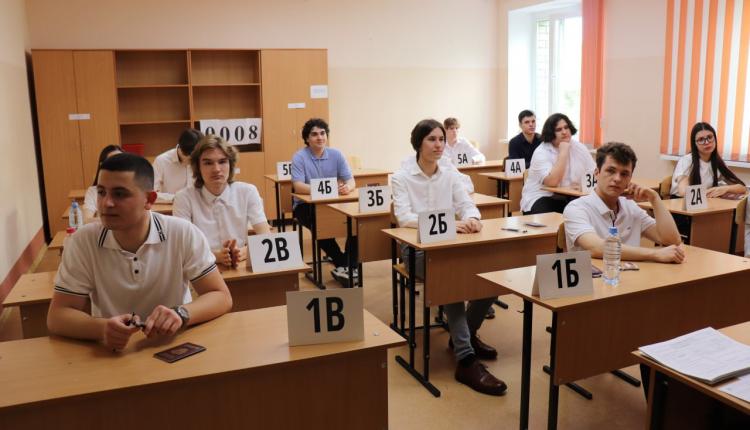 9,6 тысяч участников сдают ЕГЭ по русскому языку