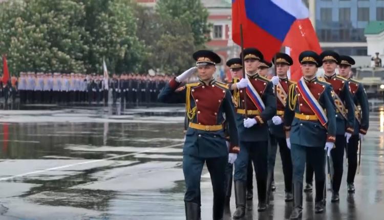 1,5 тысячи офицеров, курсантов, кадетов и школьников прошли стройными рядами перед ветеранами и участниками специальной военной операции