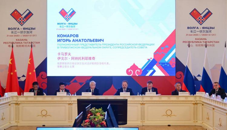 Принял участие в мероприятии и поставил подпись под документом зампред Правительства региона — министр промышленности и энергетики Михаил Торгашин