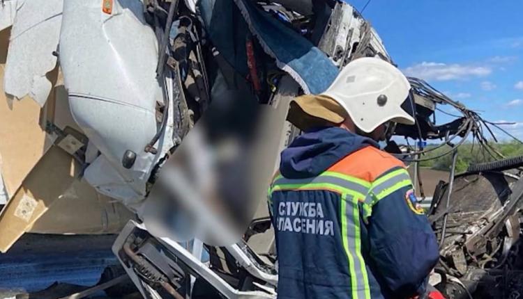 В Пугачевском районе сегодня произошла массовая авария с грузовиками. Вблизи села Каменка столкнулись MAN, грузовик и ГАЗон