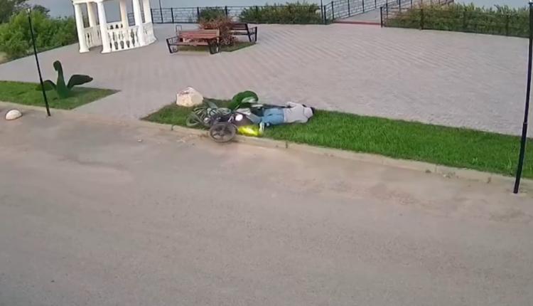 Один человек не справился с управлением и снес декоративного зеленого лебедя, установленного недалеко от ротонды