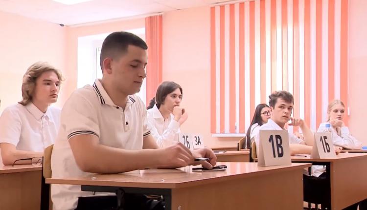 Самая отвественная пора для выпускников продолжается — период сдачи ЕГЭ