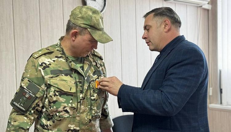 Работника локомотивного депо наградили за участие в СВО 