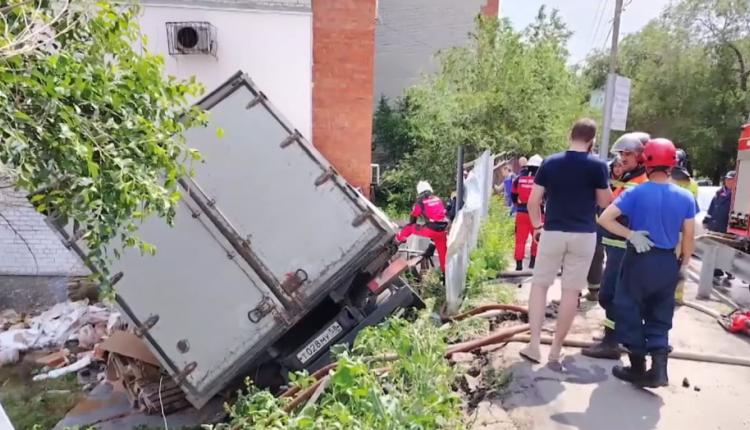 Автомобиль слетел с дороги и врезался в жилой дом