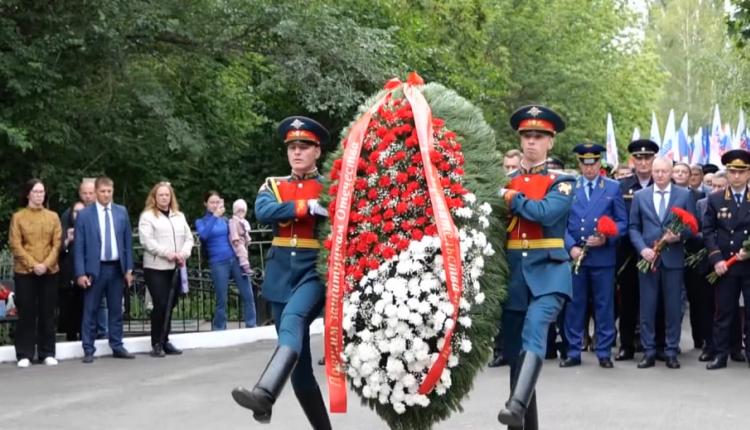 В братской могиле, по официальным данным, захоронены более 8 тысяч бойцов Красной Армии, умерших в саратовских госпиталях