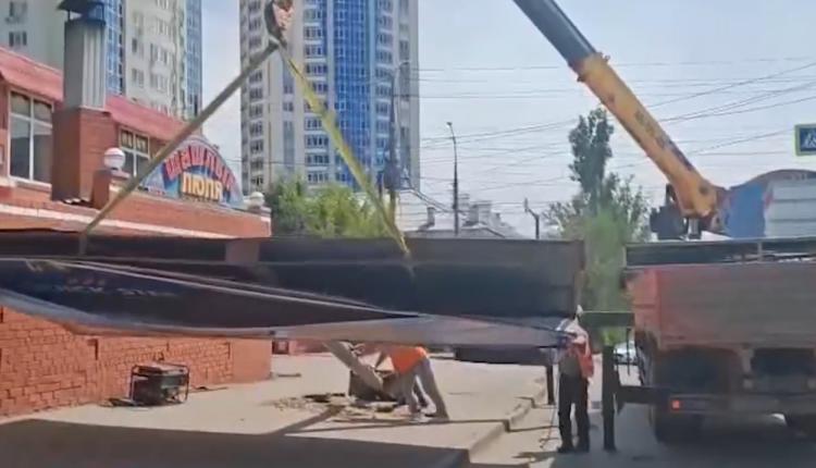Снести все ларьки и рекламные щиты, которые портят облик улиц города, поручил губернатор Роман Бусаргин