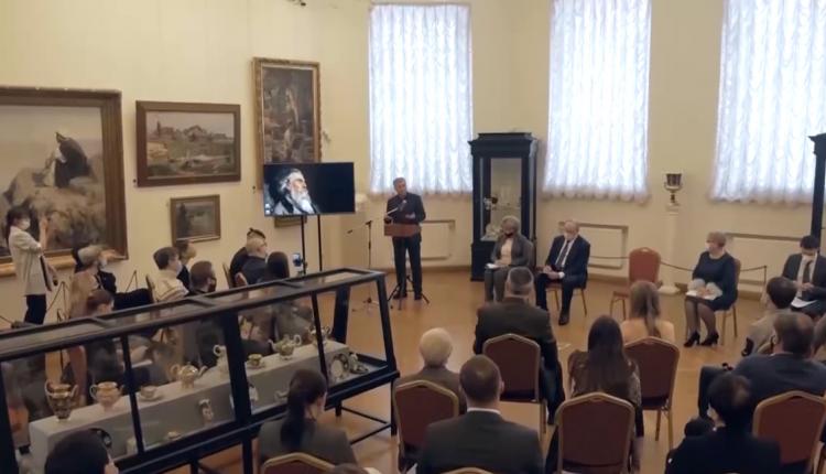Музей был торжественно открыт 29 июня 1885 года стараниями внука Александра Радищева, художника-мариниста Алексея Боголюбова