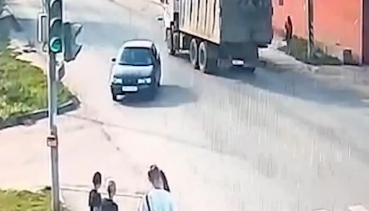 Сегодня в Энгельсском районном суде избрали меру пресечения водителю, по вине которого погибла 15-летняя девочка, а также еще двое пострадали