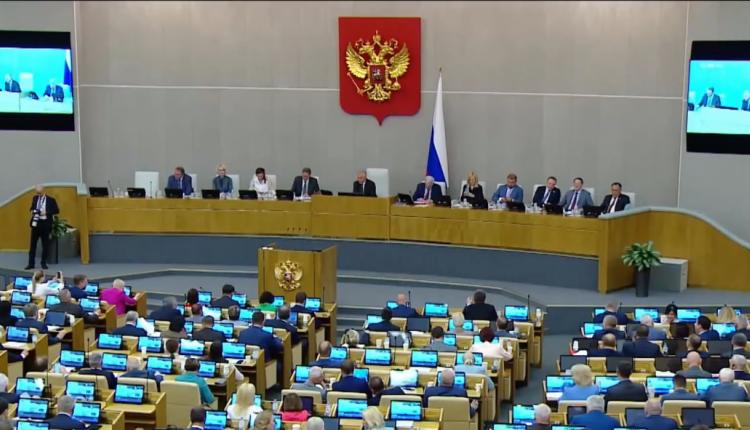 По его словам, на отдельных участках до сих пор ходят тепловозы и перецепка «добавляет два часа времени в пути»