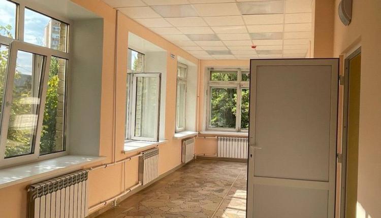 Сейчас в помещении работают маляры-отделочники