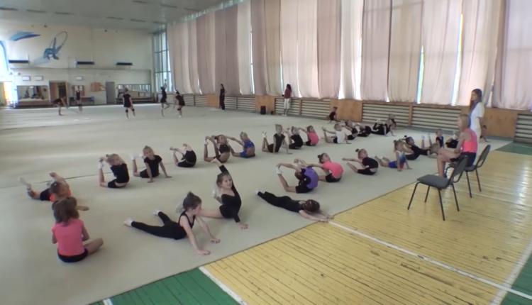 В их числе — стадион «Локомотив», где тренируются юные гимнастки