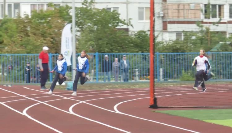 Новый спортивный объект оснащен всем необходимым для занятий легкой атлетикой, футболом, баскетболом и волейболом