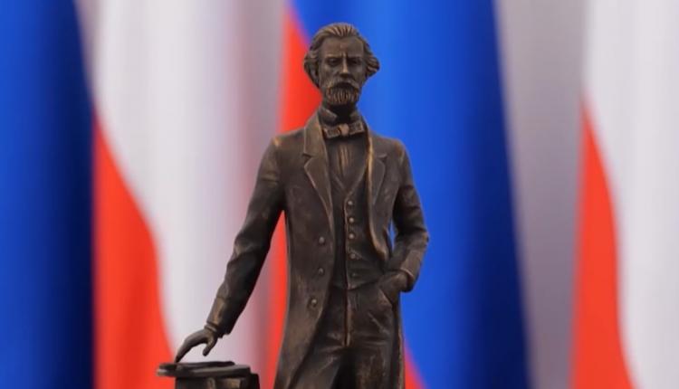 Сейчас его изготавливает скульптор Андрей Щербаков