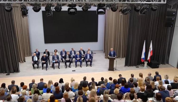 Профессиональных праздник тех, кто наравне с родителями посвящает свою жизнь детям и воспитанию целых поколений