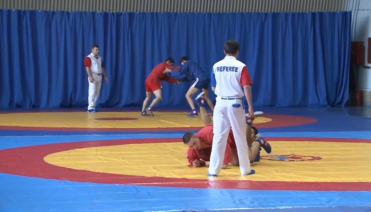 В спорткомплексе «Кристалл» прошли областные соревнования по самбо и боевому самбо