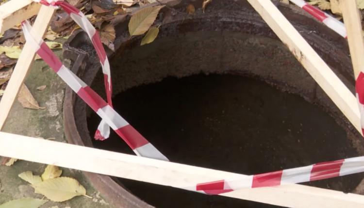 Крышка сдвинулась, когда отец с сыном на руках случайно наступил на нее