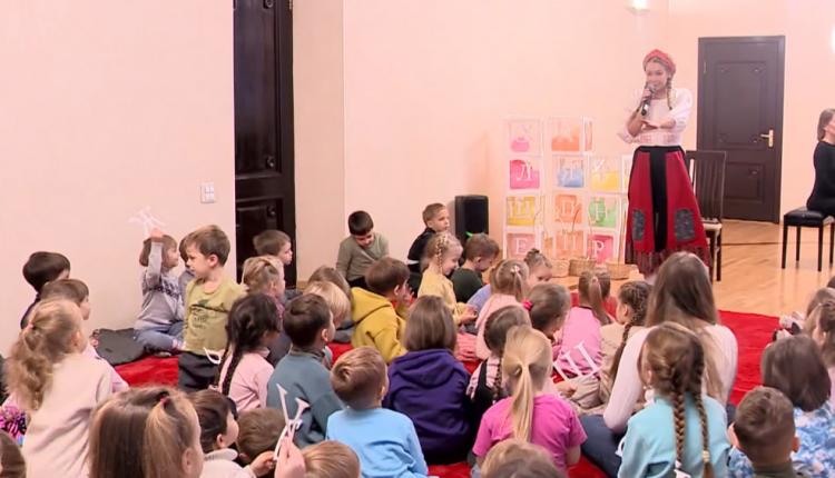 На ковре-самолете саратовские дошколята отправились в увлекательный и интересный мир, где азбука это нечто большее, чем набор букв