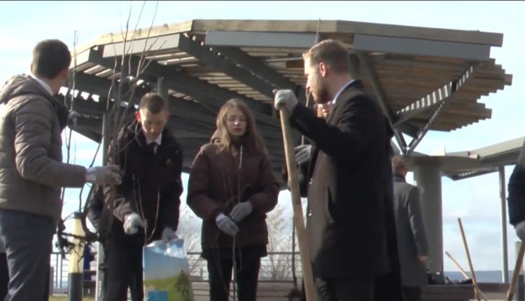 Членам Молодежного парламента при Народном Совете ЛНР провели экскурсию по территории Парка Победы