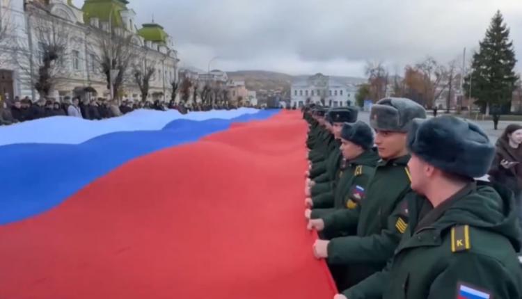 Огромный триколор пронесли по центральной площади города