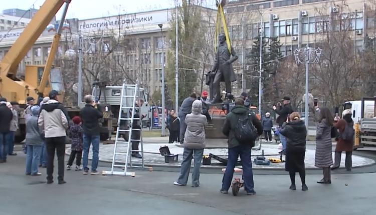 Известный художник, основатель Радищевского музея – первого доступного музея в провинции, основатель художественного училища, которое сейчас носит его имя