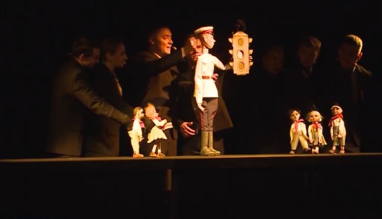 В постановке задействованы 7 актеров и более 20 кукол, система которых была придумана и разработана специально для спектакля