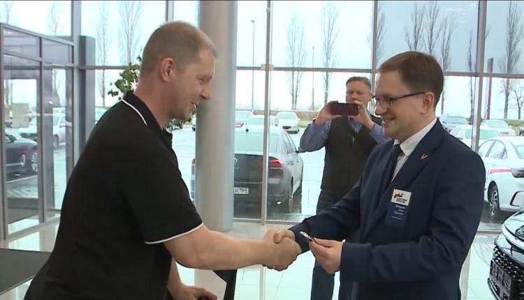 Руководитель Саратовского филиала фонда «Защитники Отечества» Денис Белоусов торжественно вручил Владимиру Афанасьеву ключи от новой машины