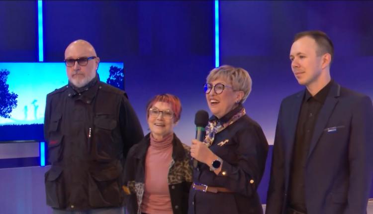 Это особенная передача, которая помогает детям, оставшимся без попечения родителей, найти маму и папу