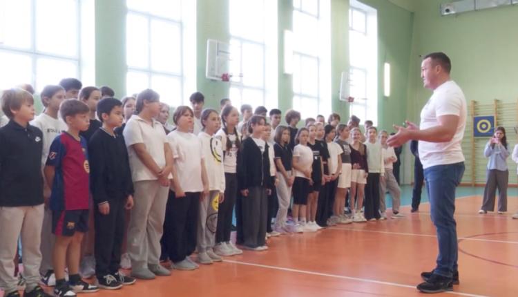 Среди них чемпион мира Денис Лебедев, олимпийский чемпион Александр Лебзяк, заместитель председателя Совета чемпионов Федерации бокса России Ахмедхан Адилов