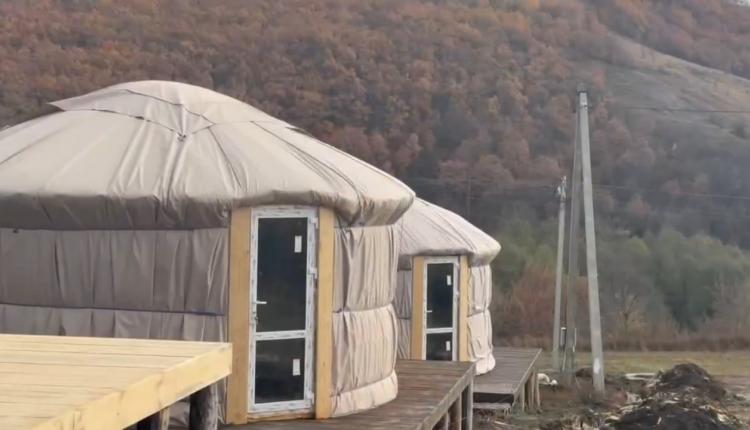 Во время визита Максим Сергеевич особое внимание уделил соблюдению требований безопасности и наличию разрешения Ростехнадзора на эксплуатацию подъемников