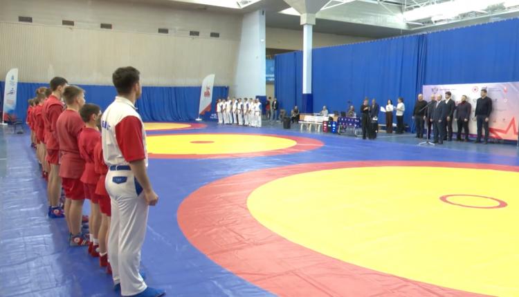 В спорткомплексе «Кристалл» собрались порядка двухсот спортсменов из 12 районов области