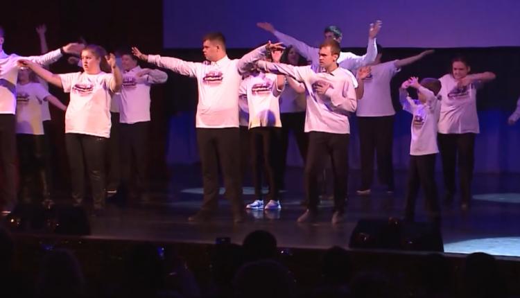 Во время проведения мероприятия люди с ограниченными возможностями здоровья заводят новые знакомства и громко заявляют о своем таланте