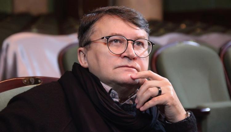 Он уже встретился с коллективом театра, пообщался с артистами, рассказал о творческих планах