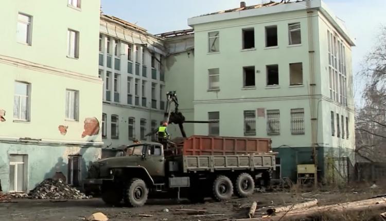 В рамках реконструкции здания железнодорожного вокзала здесь начаты работы по сносу общежития