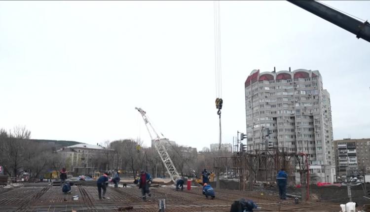 Подрядчик приступил к бетонной заливке пролетов, параллельно на других участках продолжается устройство песчаного основания и армирование плит