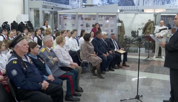 Она называется «Под Знаменем Победы. 100-летию со дня рождения ветерана Великой Отечественной войны, Почетного гражданина Саратовской области, главного редактора Книги Памяти Г.В. Фролова посвящается»