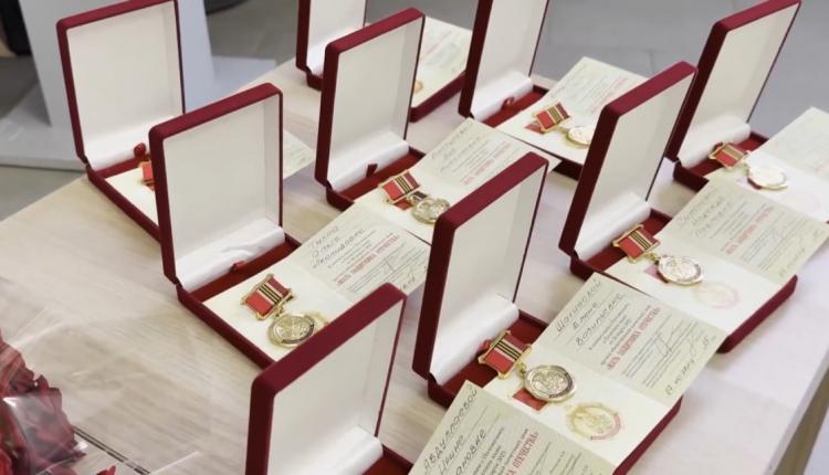 Эта награда была учреждена весной 2025 года по инициативе руководителя Благотворительного фонда по поддержке прав семьи и детей «Неравнодушные сердца» Аллы Фетисовой