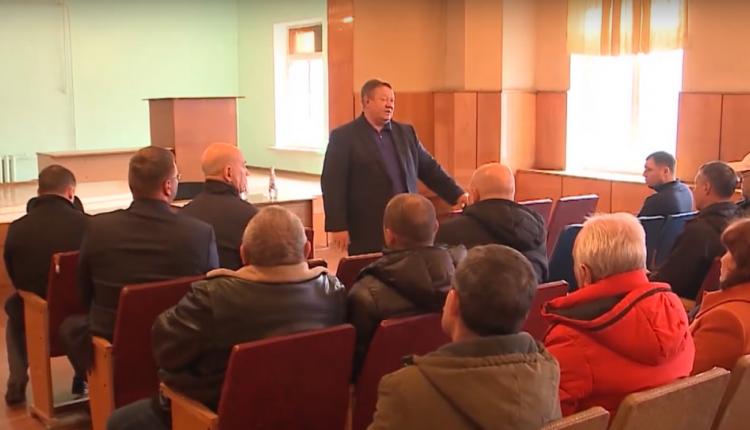 Там он встретился с теми, от кого зависит чистота города и удобство общественного транспорта