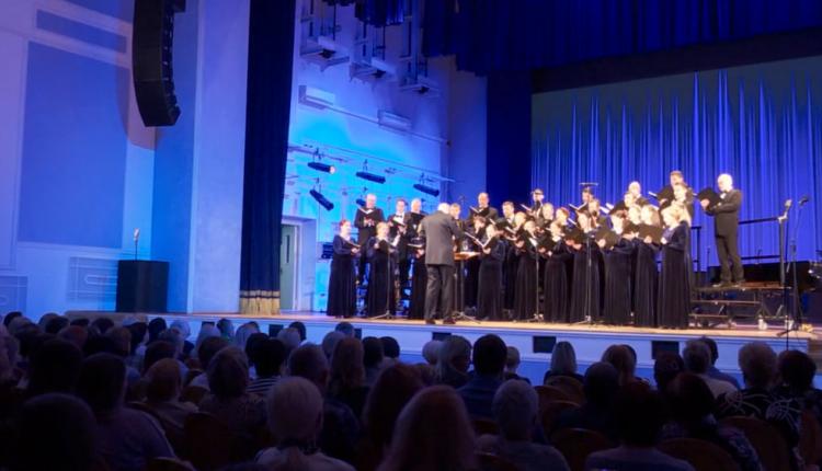 На сцене концертного зала областной филармонии имени Альфреда Шнитке стартовали хоровые ассамблеи