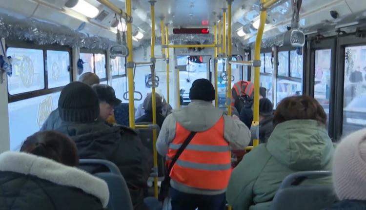 В Саратове и Энгельсе запустили праздничные трамваи и троллейбусы, которые курсируют по улицам