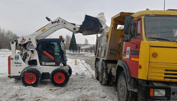 Дорожные и коммунальные службы вышли на городские улицы, чтобы обеспечить безопасность дорожного движения и передвижения пешеходов