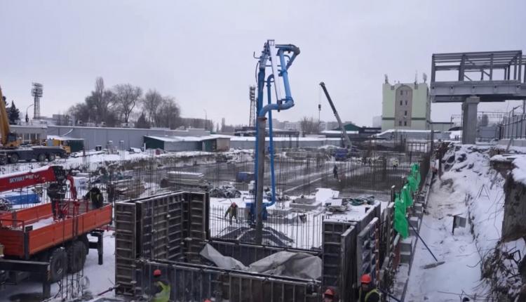 На сегодняшний день ведутся работы по бетонированию фундамента, армированию стен и колонн сооружения