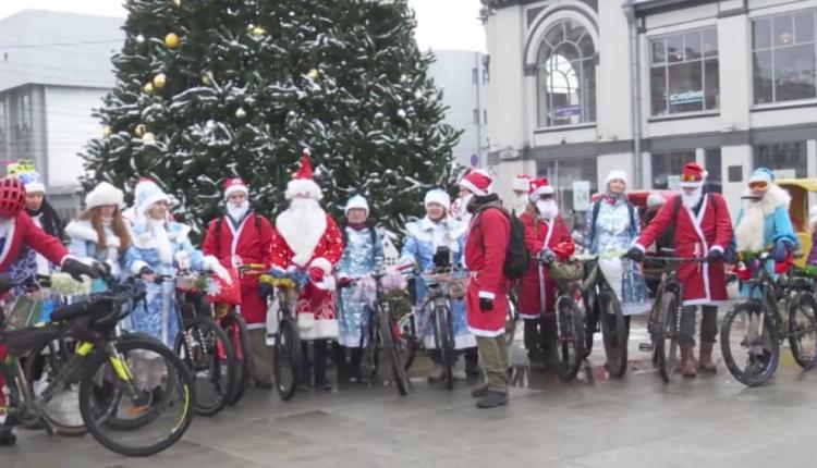 Старик в народной шубе с ворохом презентов и огни на елках зажигает, и на утренниках выступает или дарит сладости на улицах города
