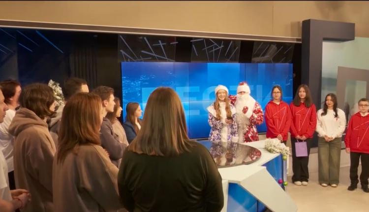 Сотрудников ГТРК «Саратов» с наступающим Новым годом поздравили ученики школы № 54 – участники «Движения Первых»