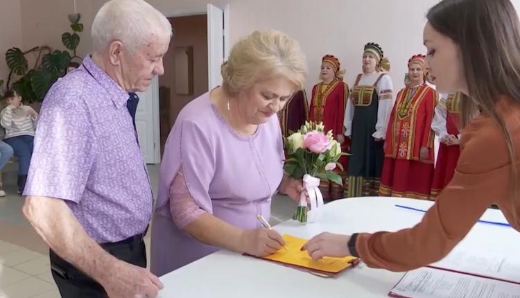 В этом году уже порядка 800 семейных пар отпраздновали круглую годовщину своей свадьбы